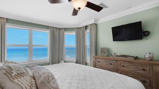 Master+bedroom+with+window+views