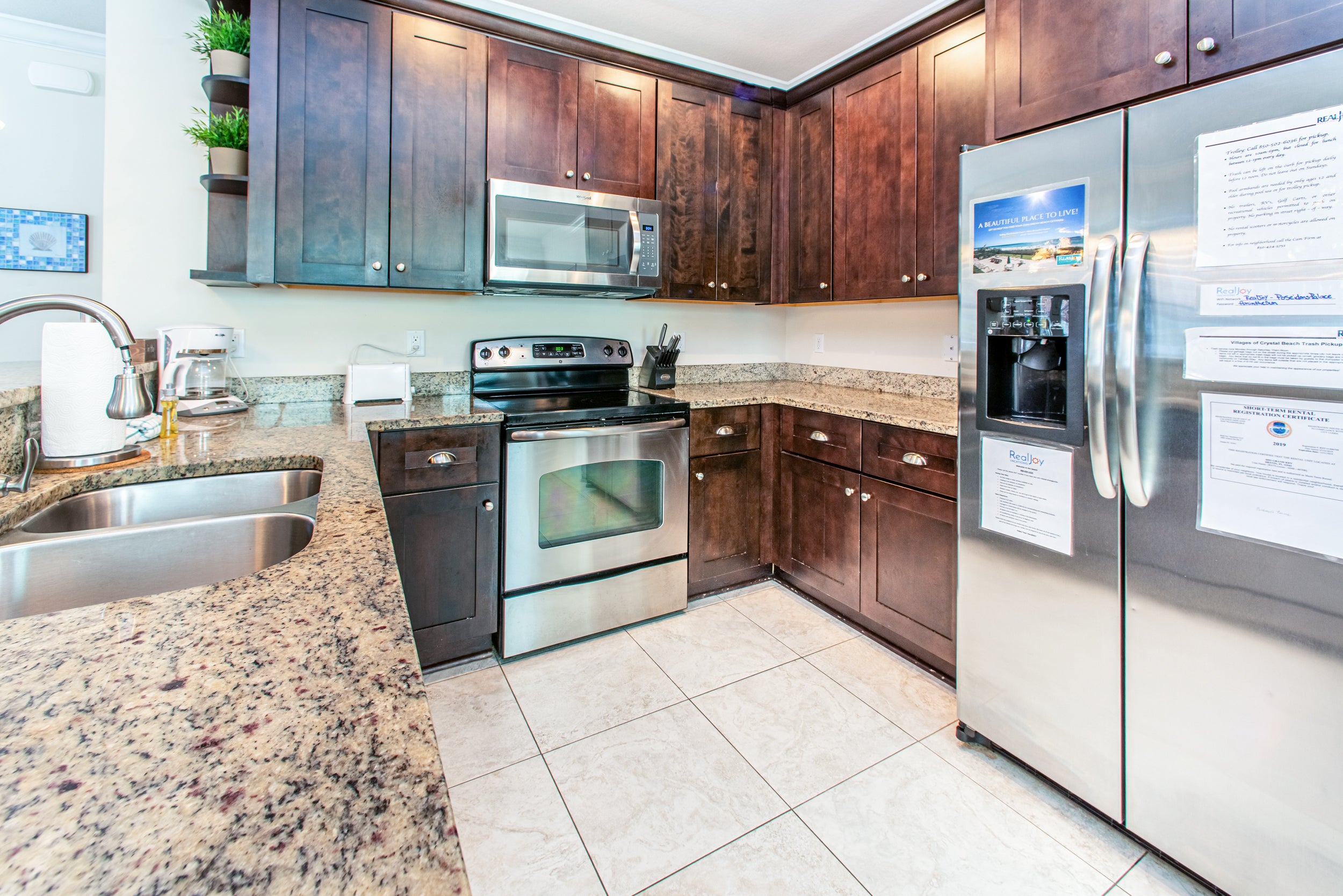 Kitchen w: granite and stainless steel appliances
