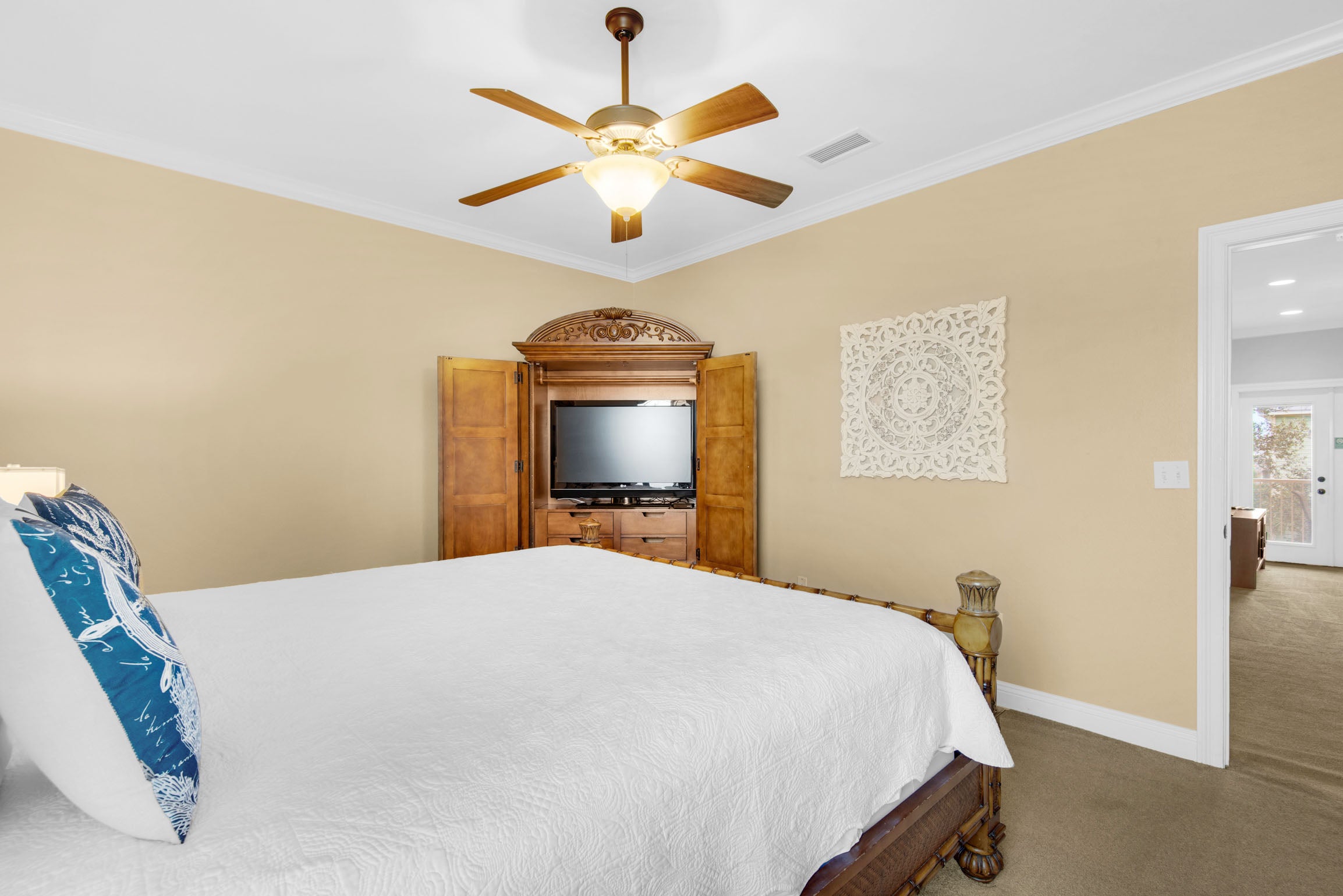 Guest room with flat screen TV