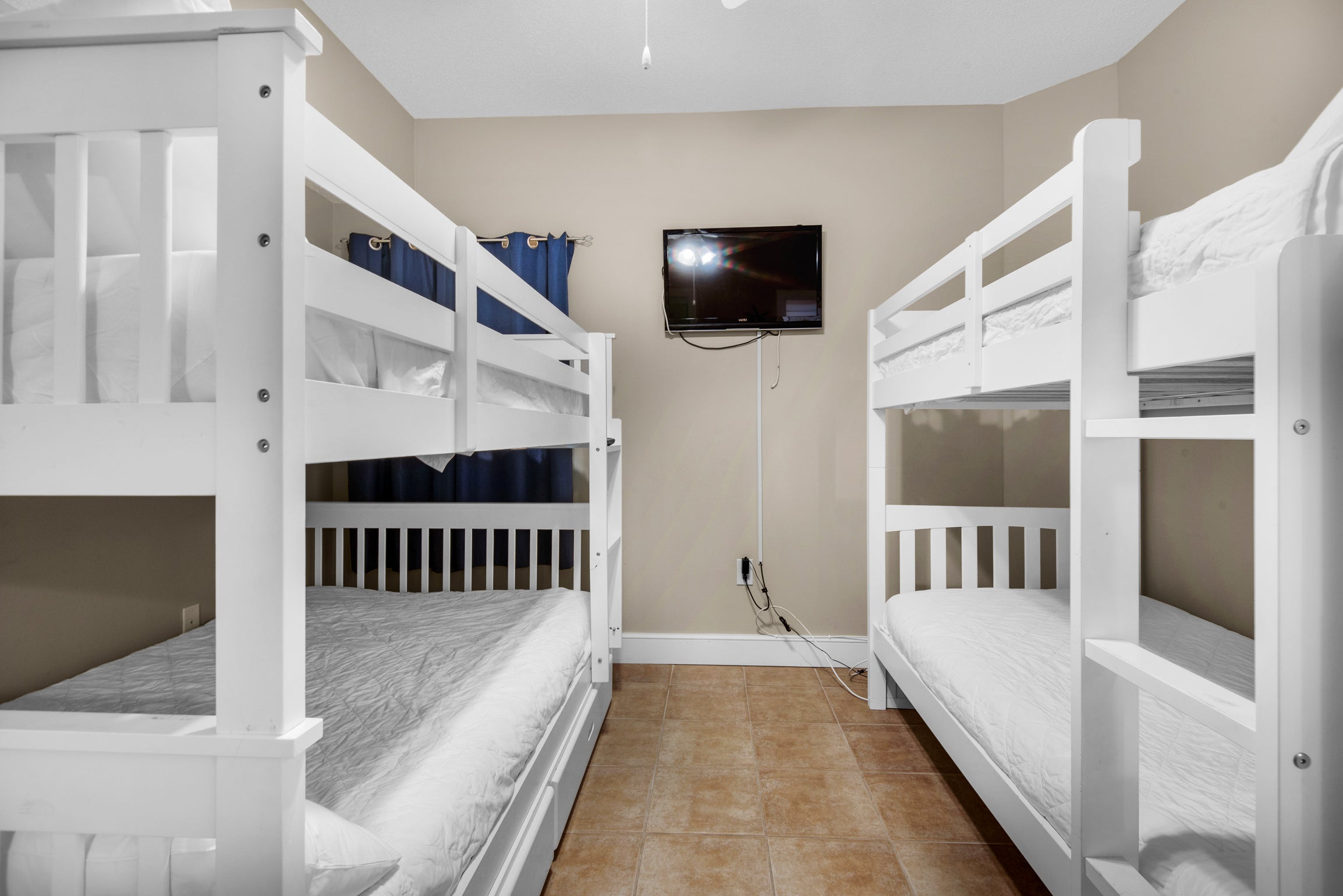 Bunk room with 2 bunk beds