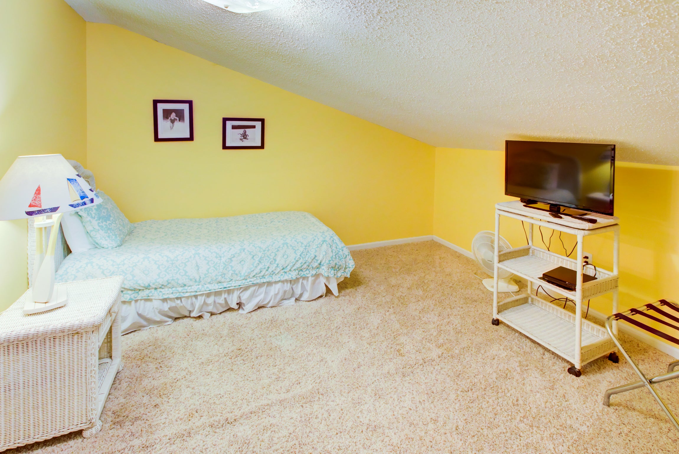 Twin Bedroom on Upper Level w/Flatscreen