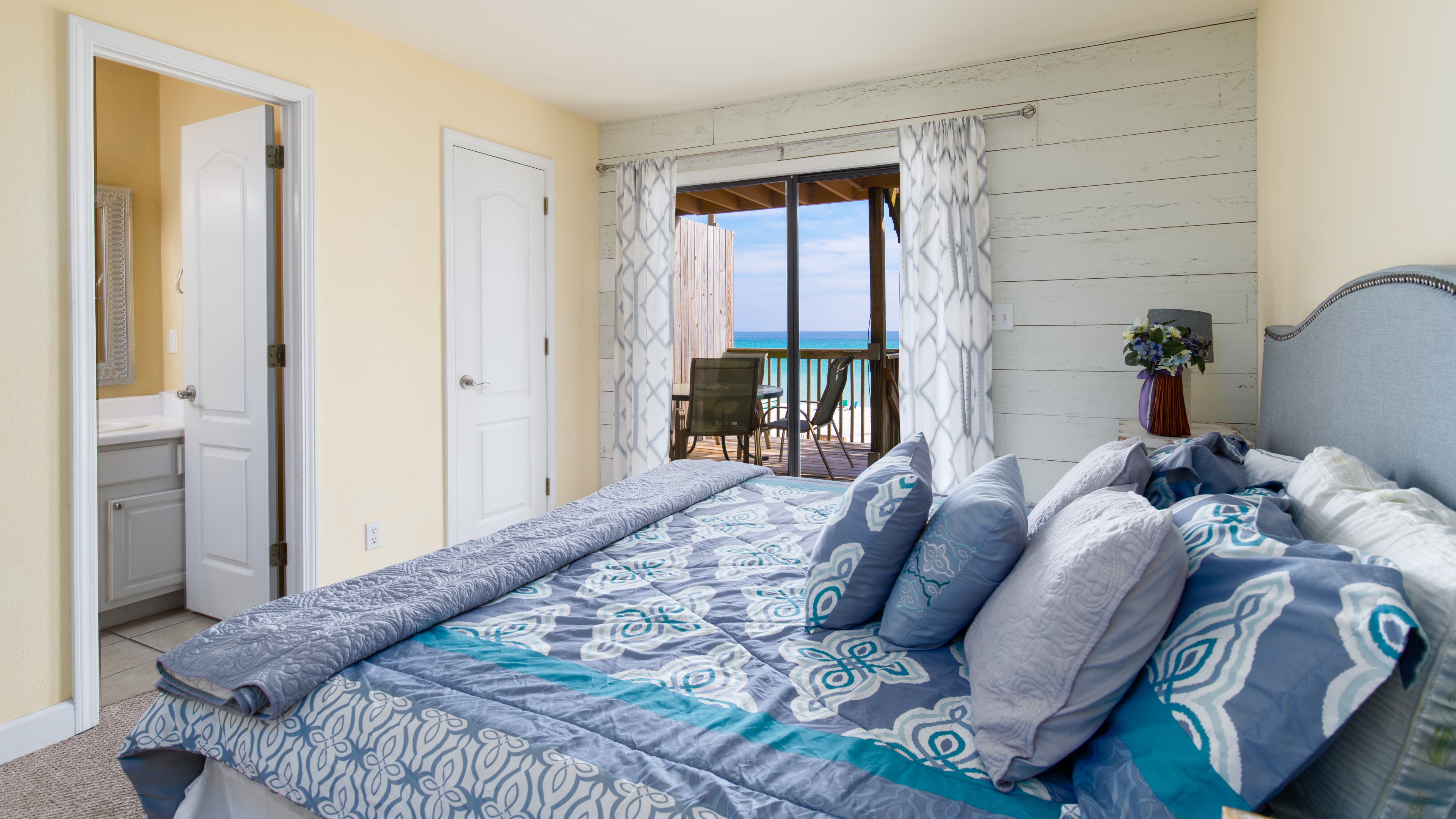 1st Level King Bedroom Suite w/Beachfront Deck