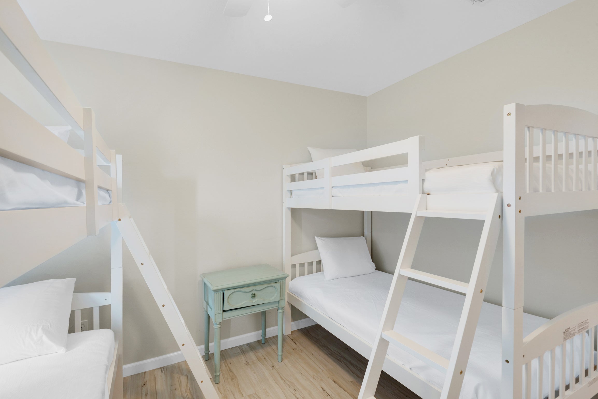 Bunk+room+with+2+bunk+beds