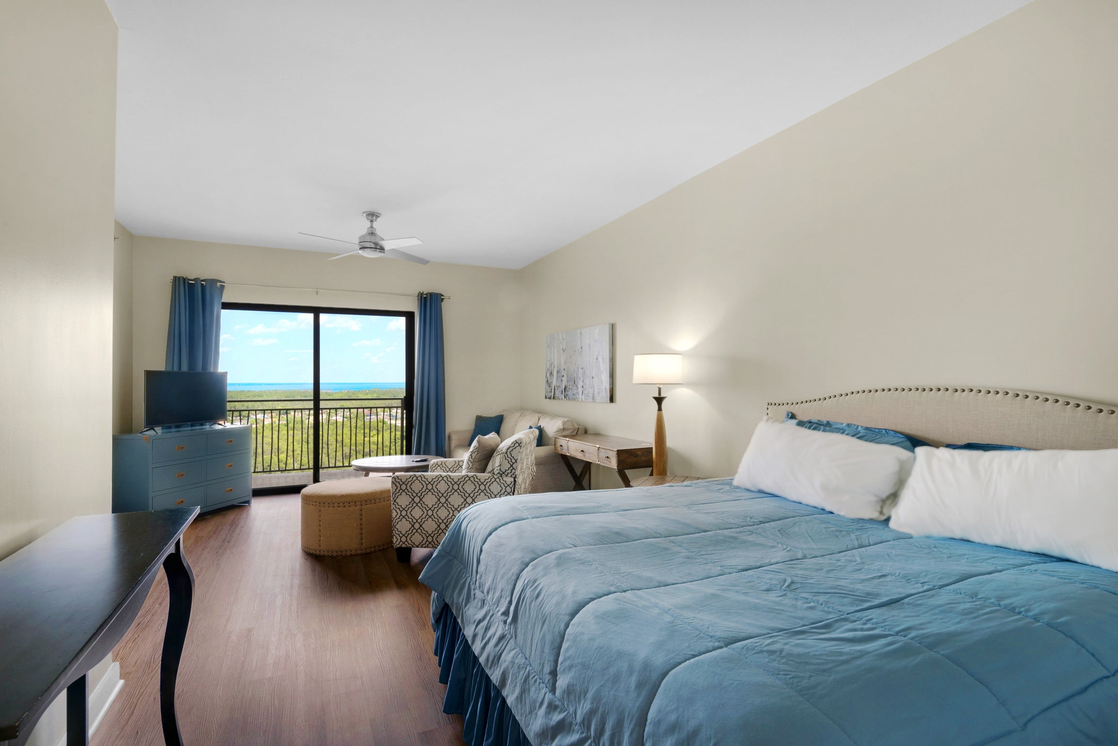 King Master Suite-Additional Seating-Balcony access