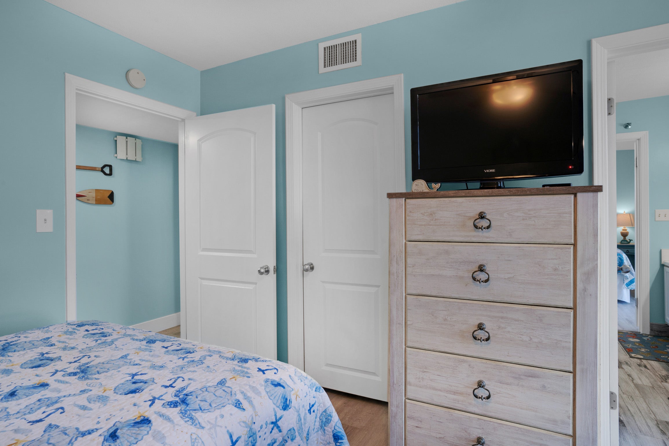 Guest bedroom with flatscreen TV