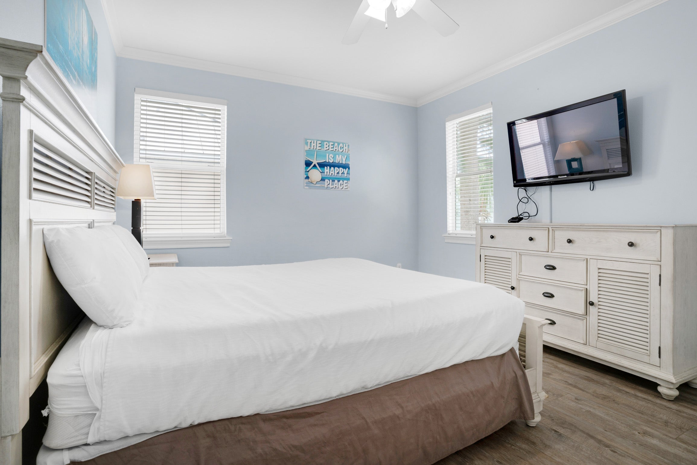 Guest bedroom with queen bed and flatscreen TV