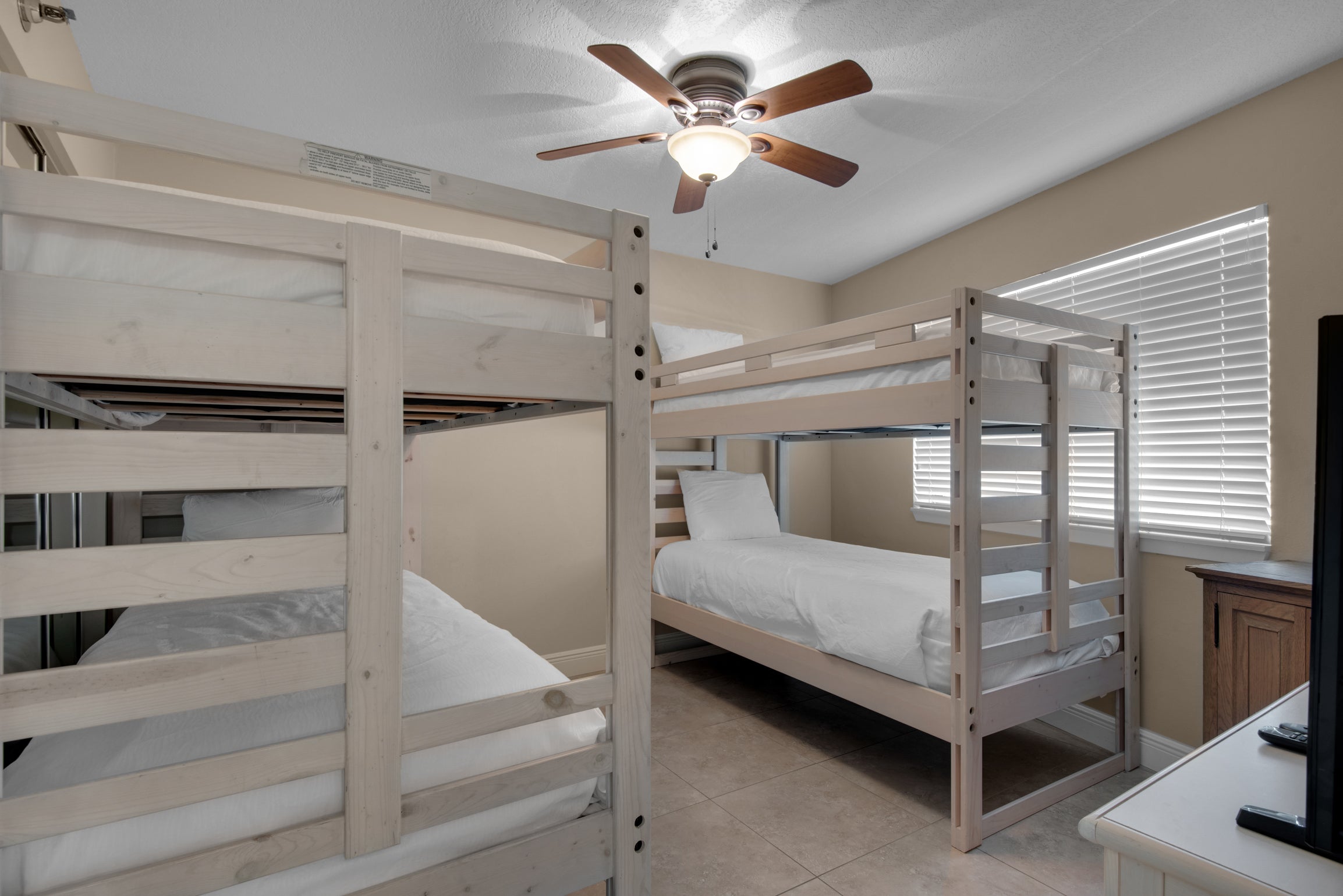 Bunk room with 2 sets of bunk beds