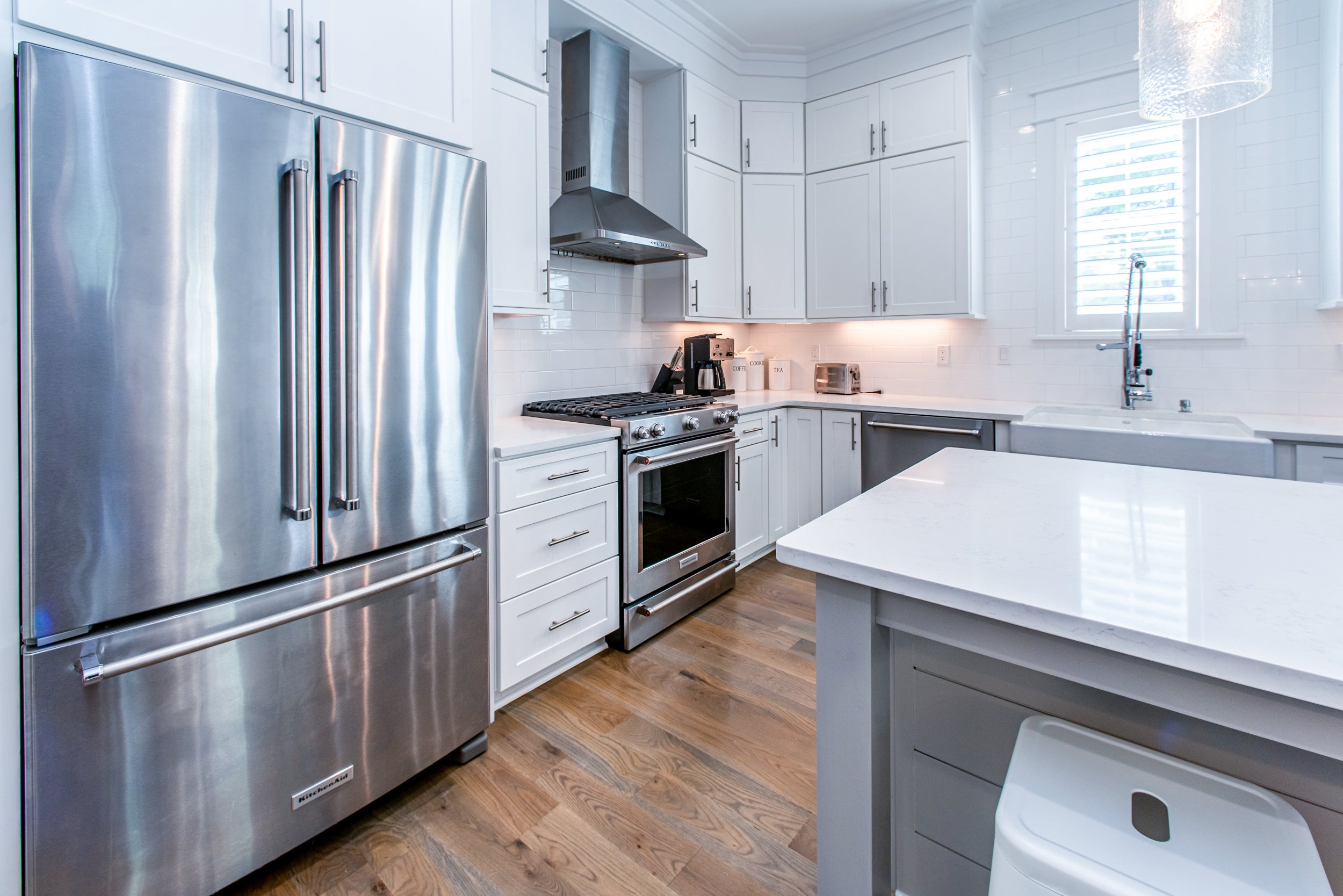 Stainless appliances and farmhouse sink