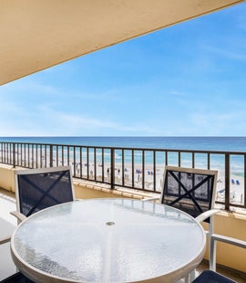 Relax on the balcony of Surf  Dweller 406