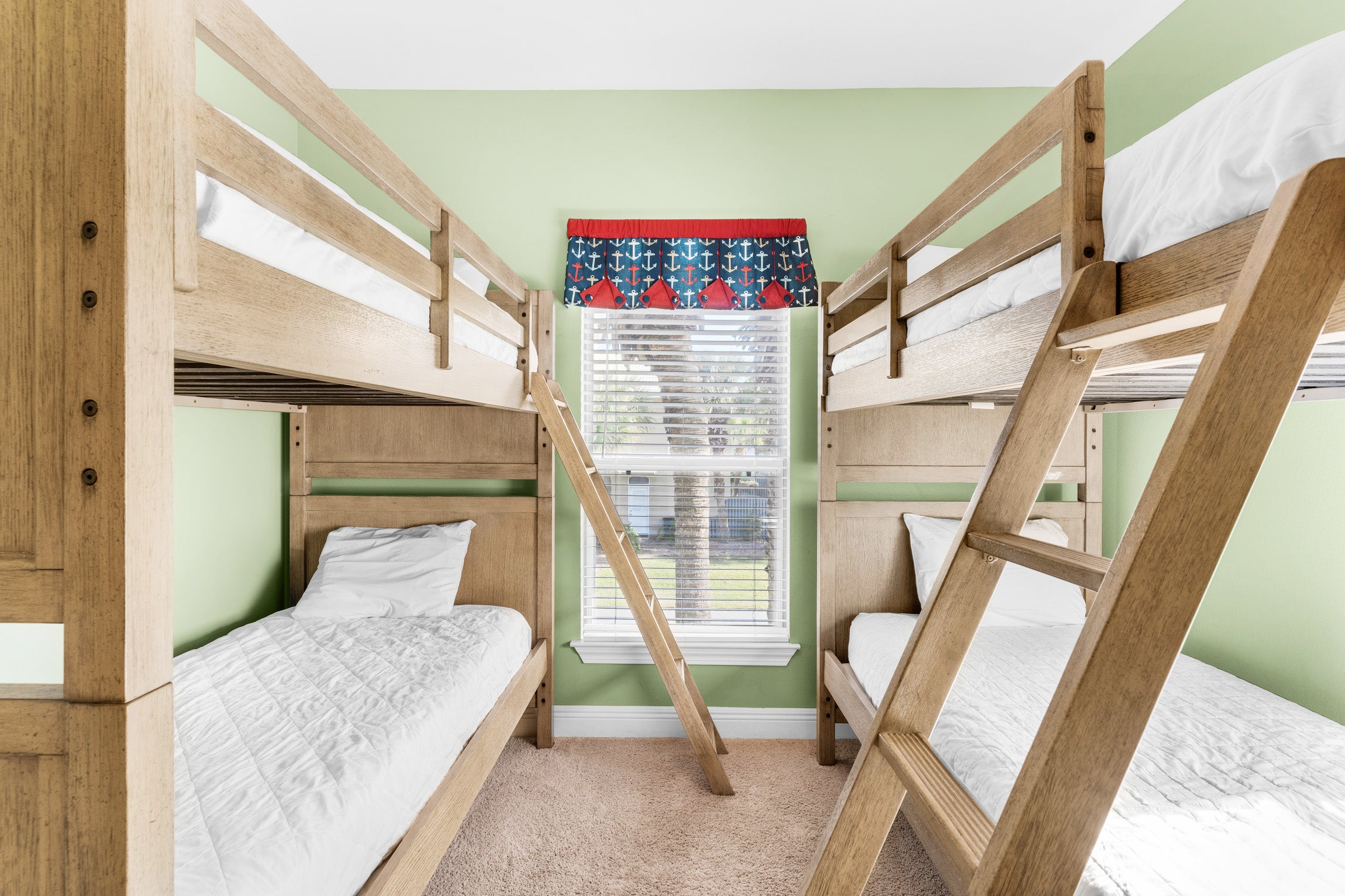 Bunk room with 2 bunks
