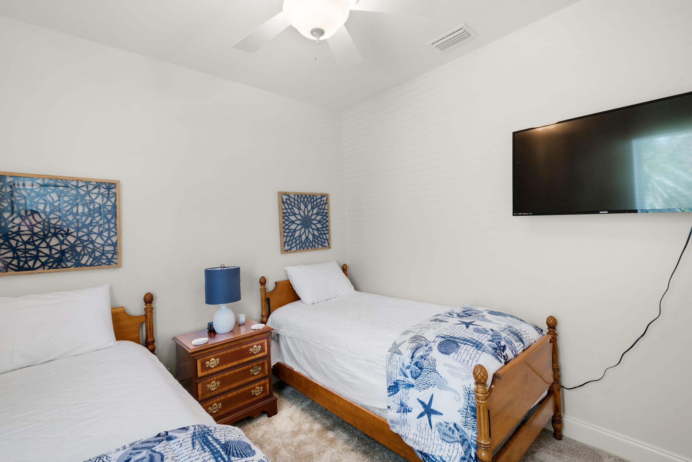 Guest room with 2 twin beds