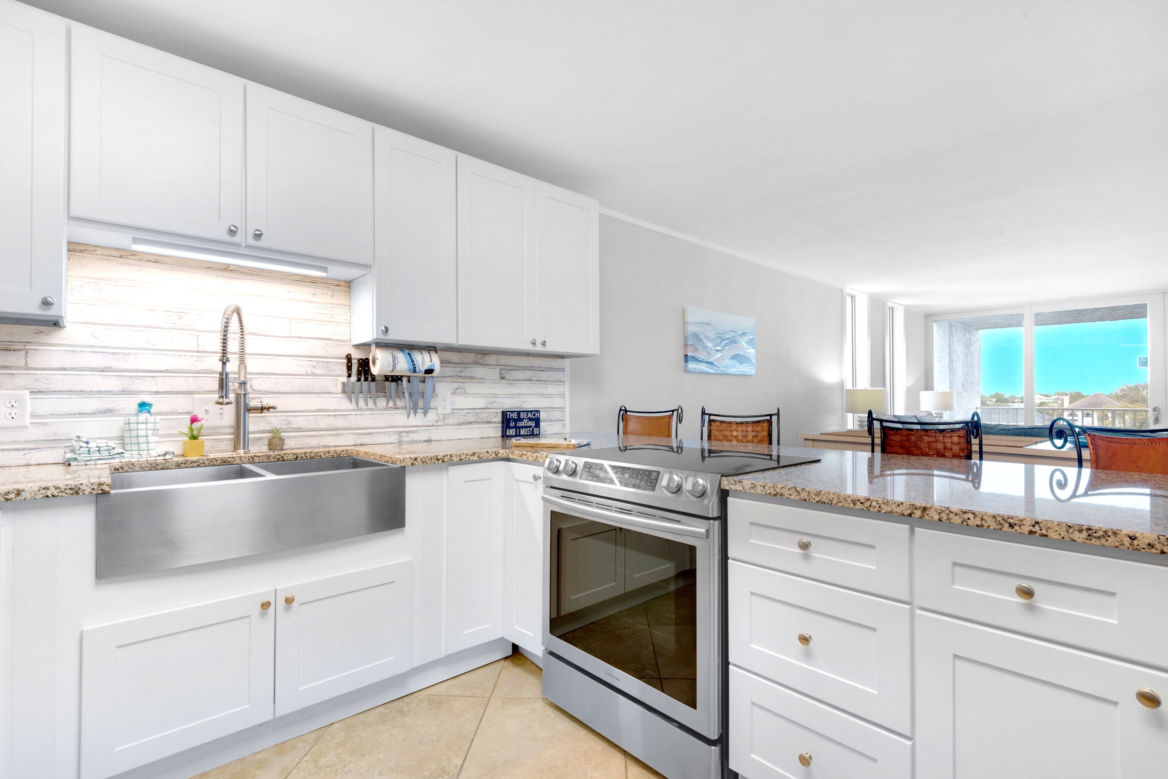 Gorgeous Updated Kitchen - Granite Counter tops