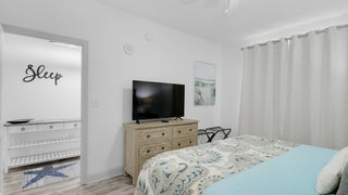 Master+bedroom+with+flat+screen+TV
