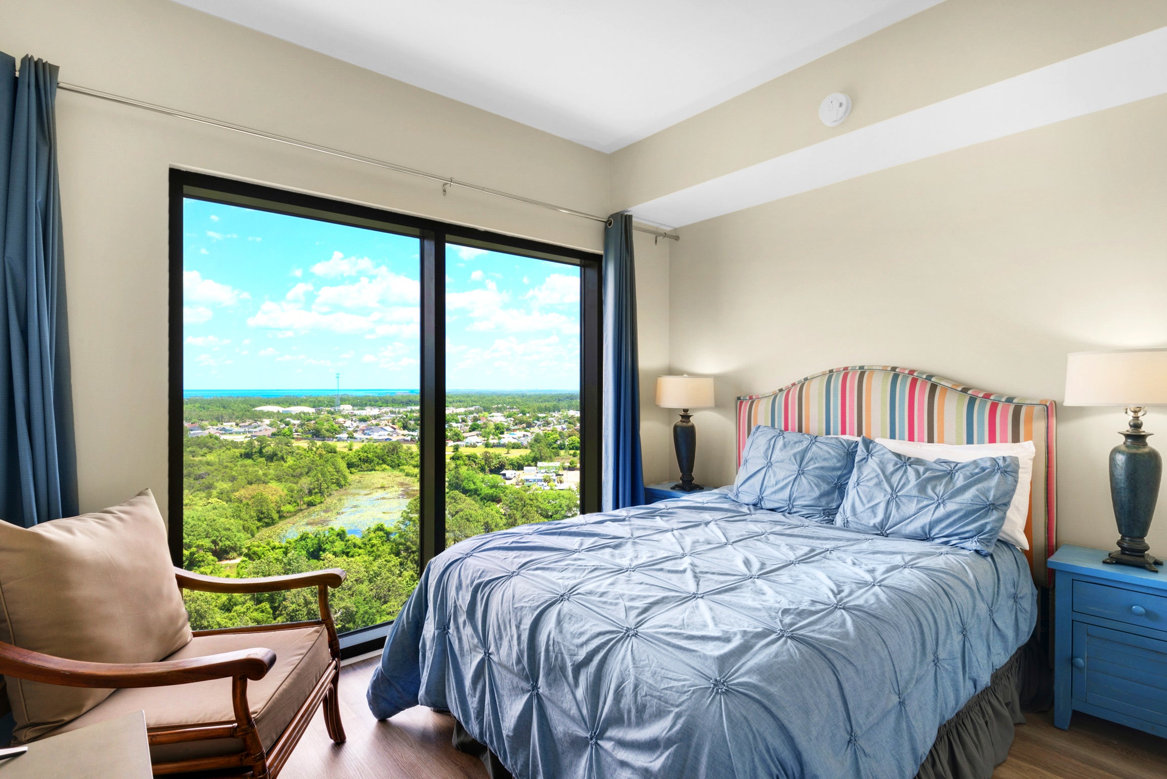 Guest Bedroom w//Flatscreen and Stunning Views