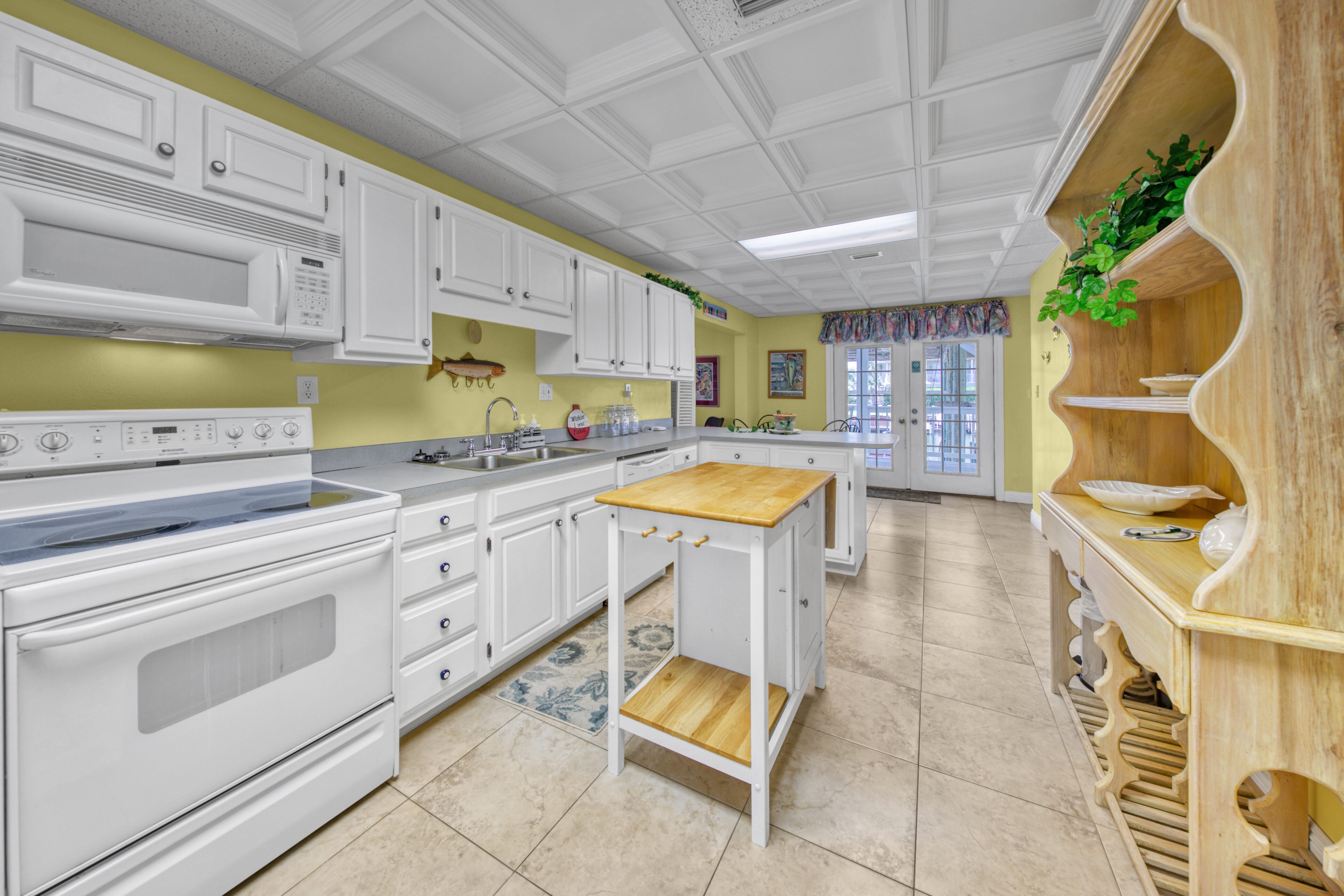 Spacious kitchen has all you need