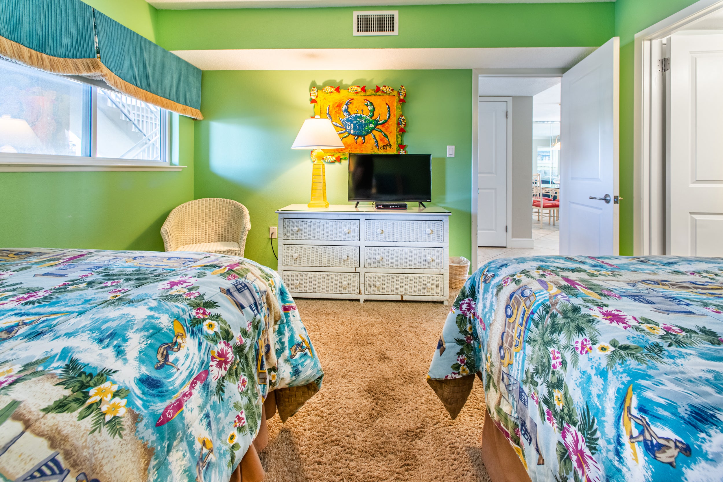 Beachy Guest Bedroom w/Flatscreen Tv