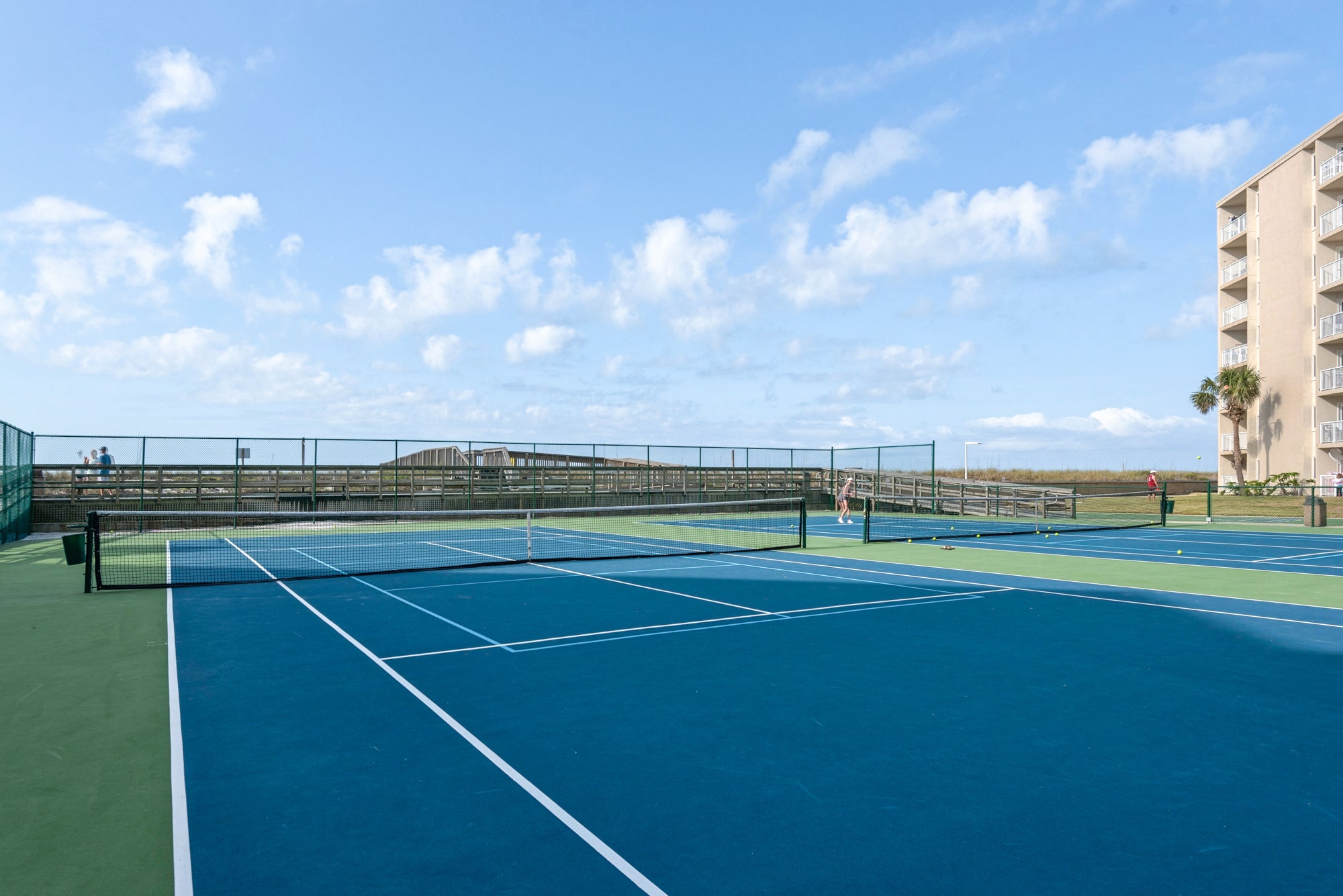 Tennis+Courts+at+Holiday+Surf+and+Racquet