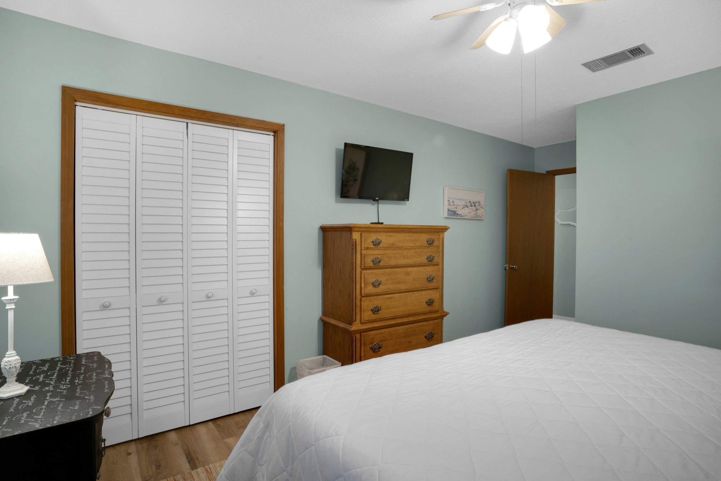 Guest Bedroom with Flatscreen Tv