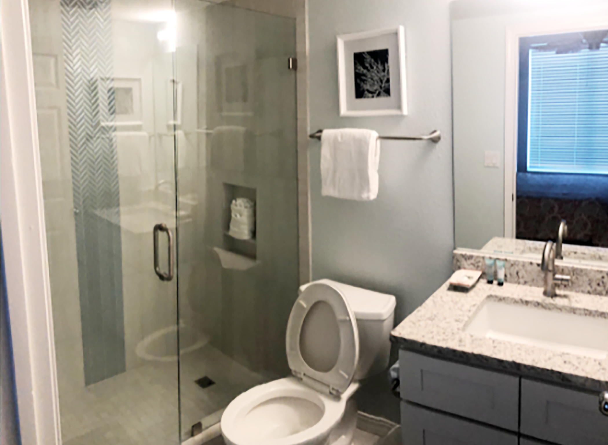 Full+guest+bath+with+walk-in+shower