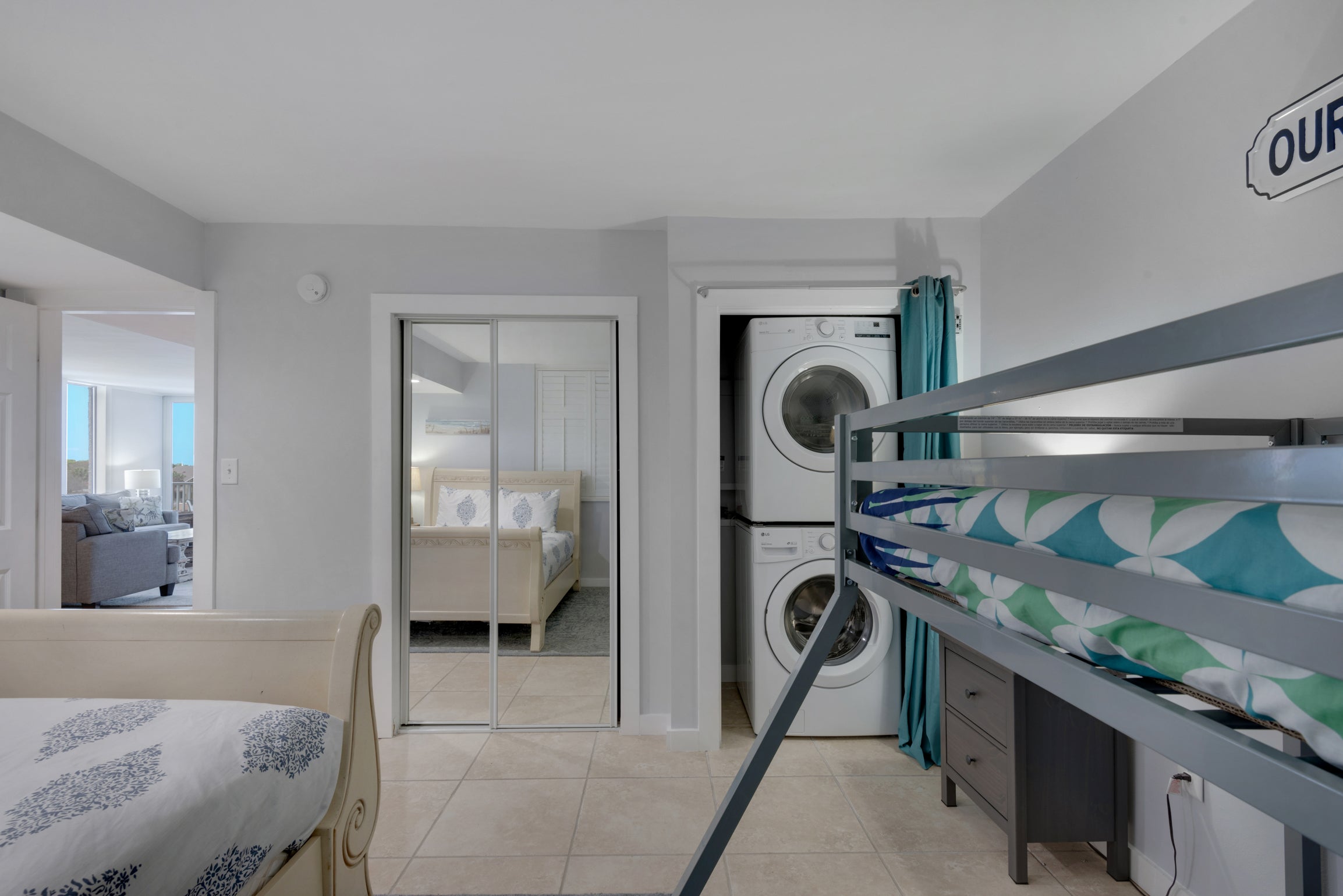 Guest Bedroom sleeps 5 w/Stackable Washer Dryer