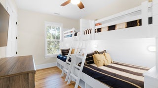 Guest bunk room with 2 bunk beds