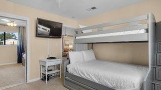 Guest+bunk+room+with+flat+screen+TV