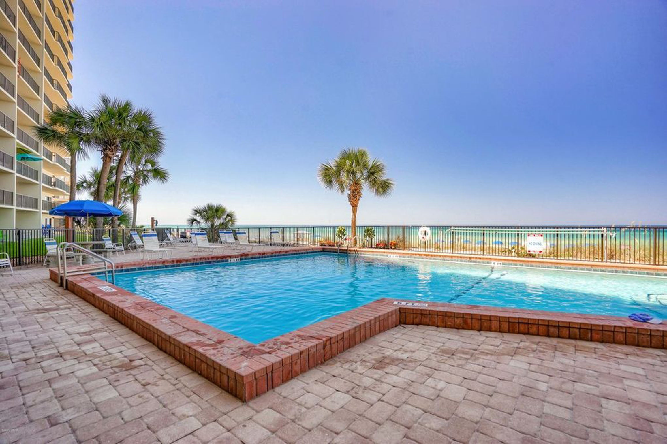 Commodore Beach Front Pool