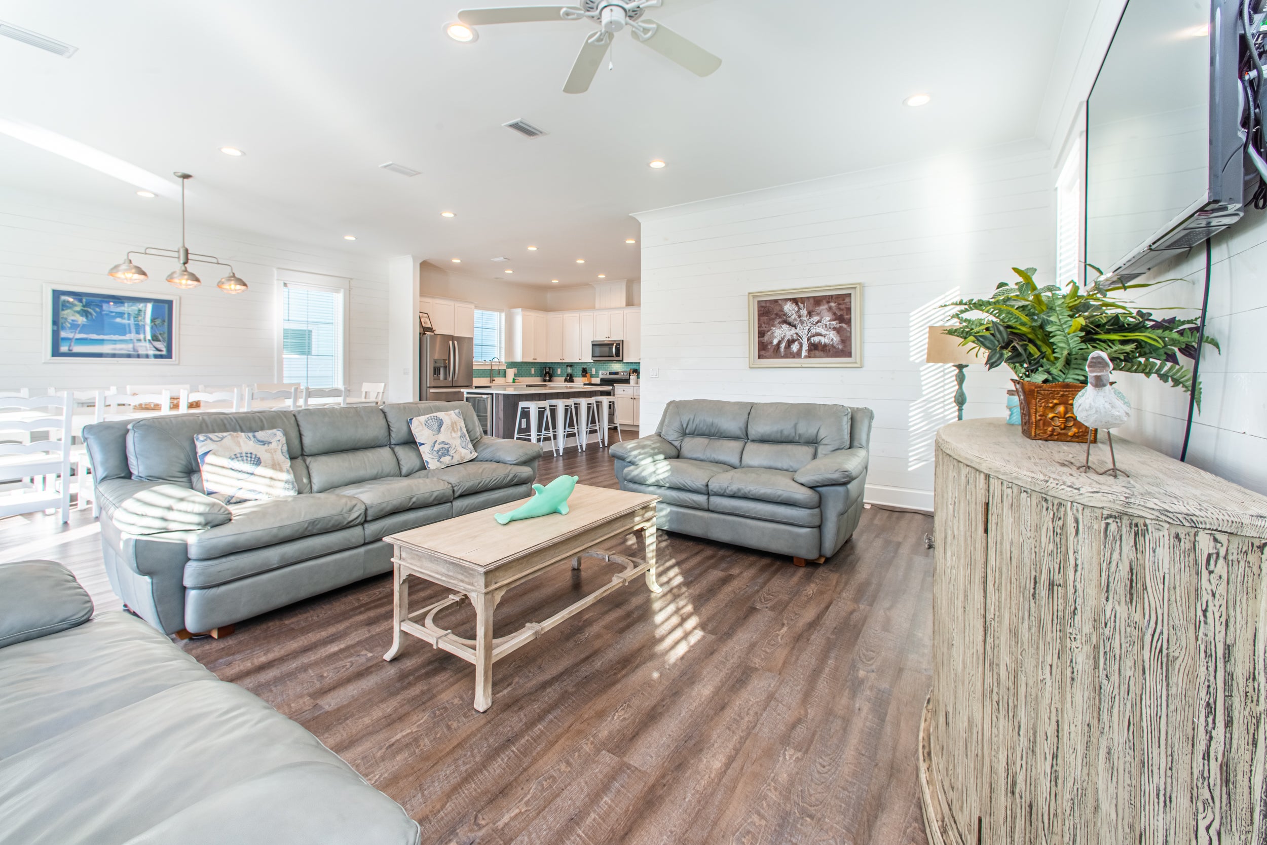 Comfy Open Living Area w/Flatscreen Tv