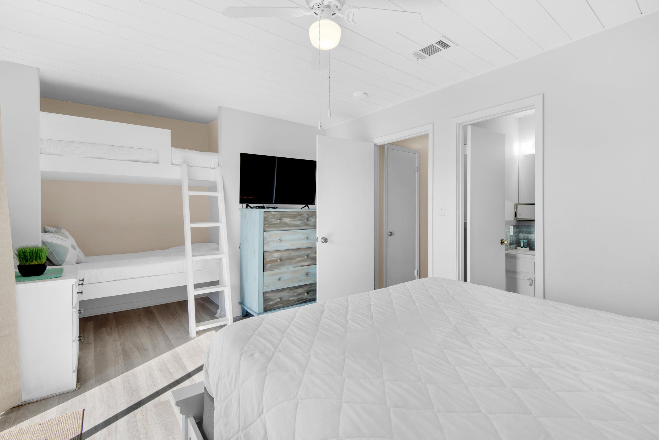 Guest room with 3 beds