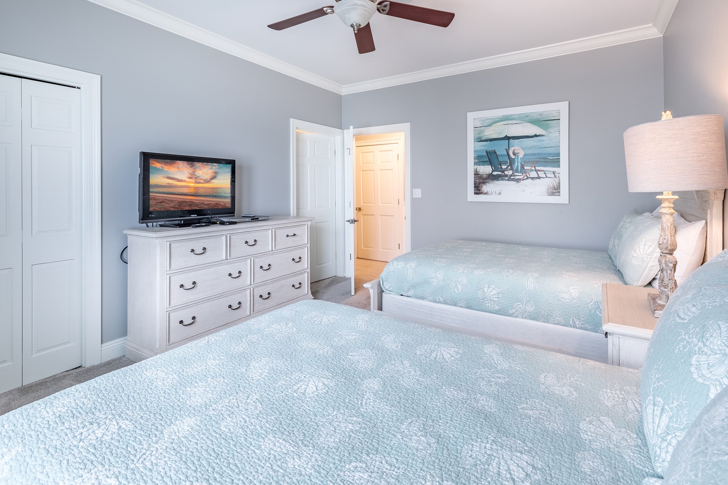 Bedroom w/2 Fulls and Flatscreen-Main Level