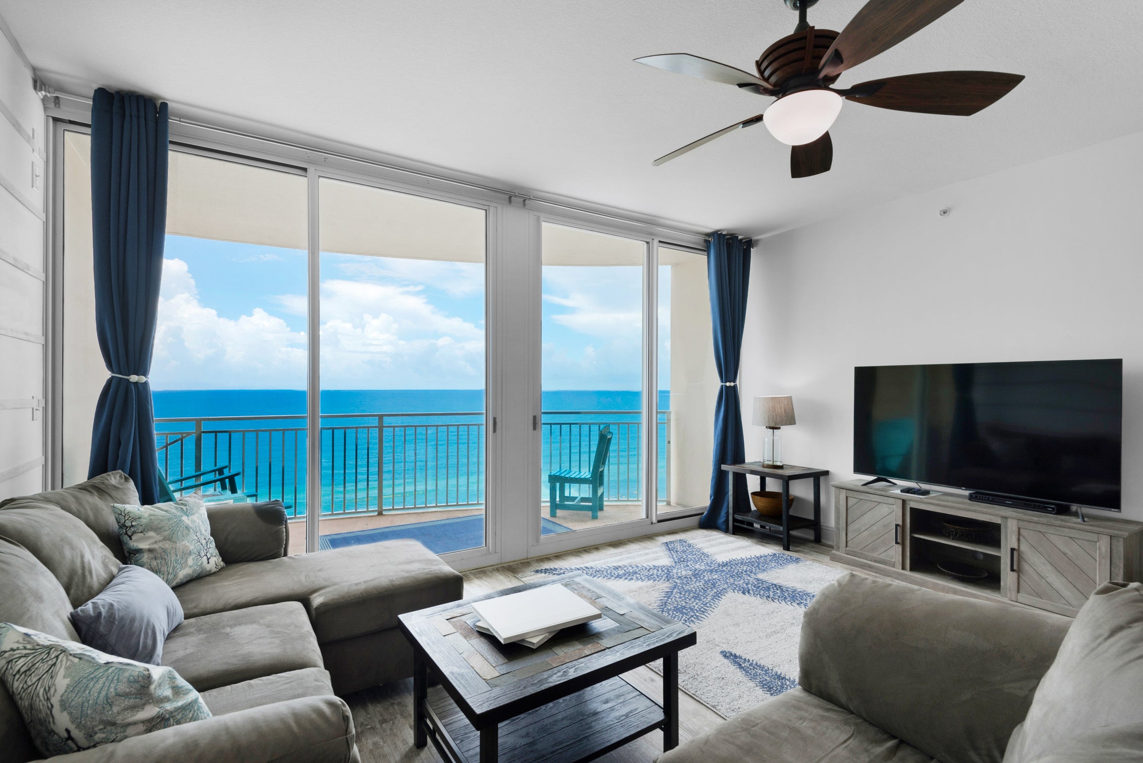 Aqua Resort 1705 - Beautiful Living room views