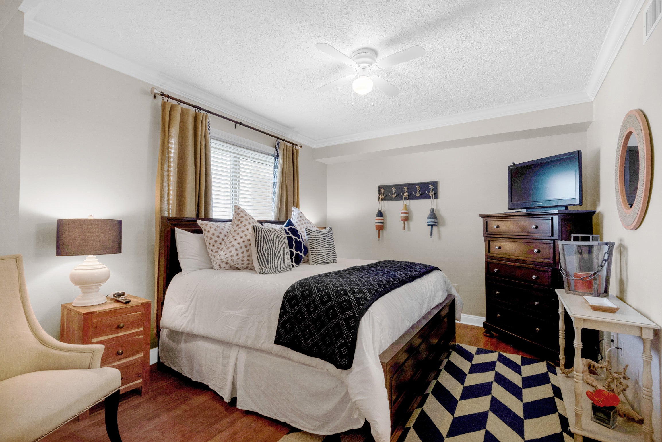 King Guest Bedroom w/Flatscreen Tv