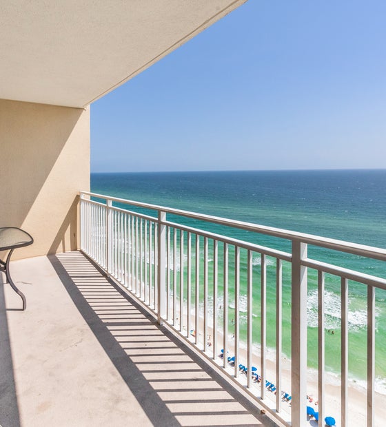 Dine al fresco to these spectacular views at Emerald Beach 2033