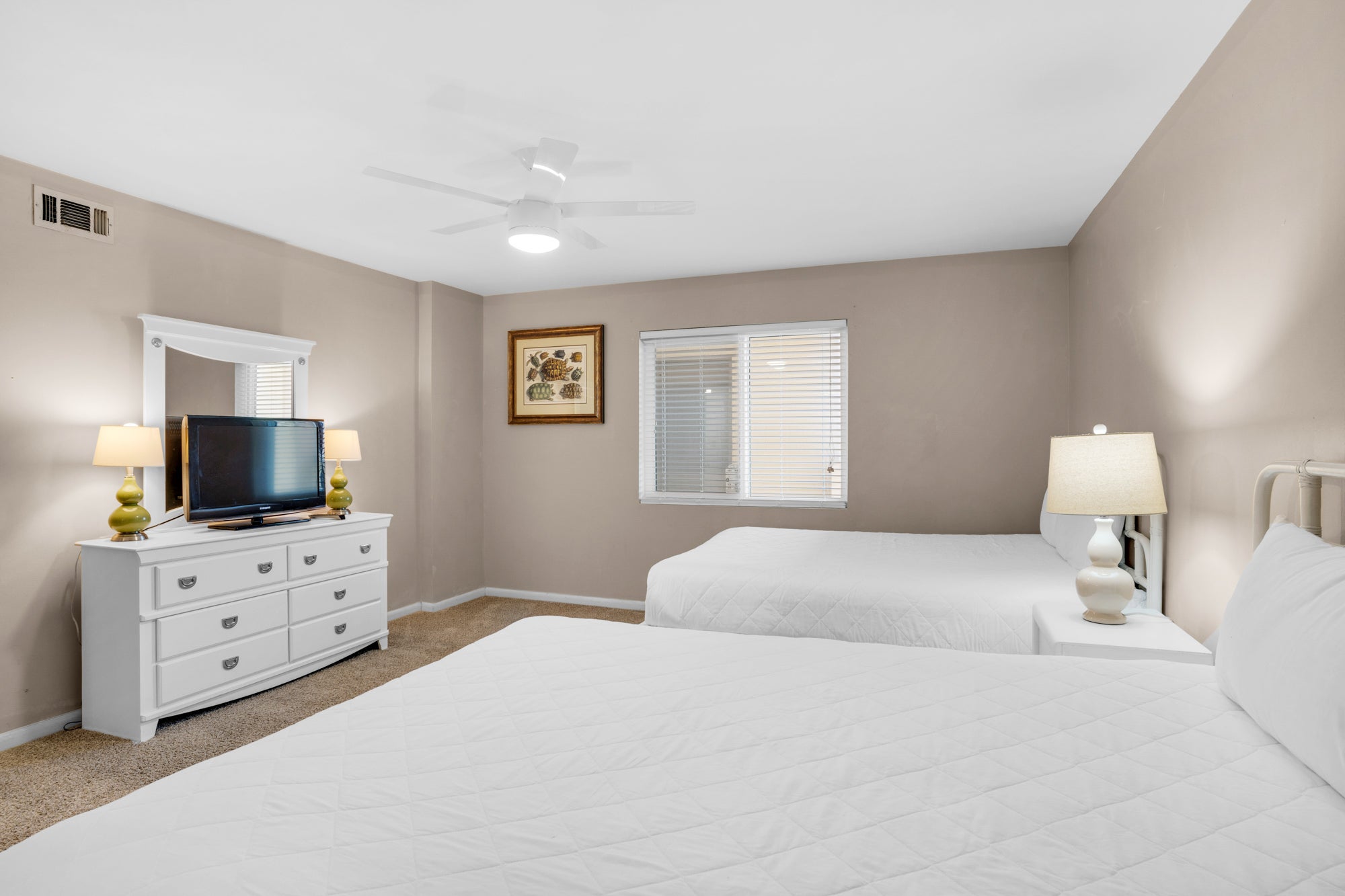 Guest room with 2 beds