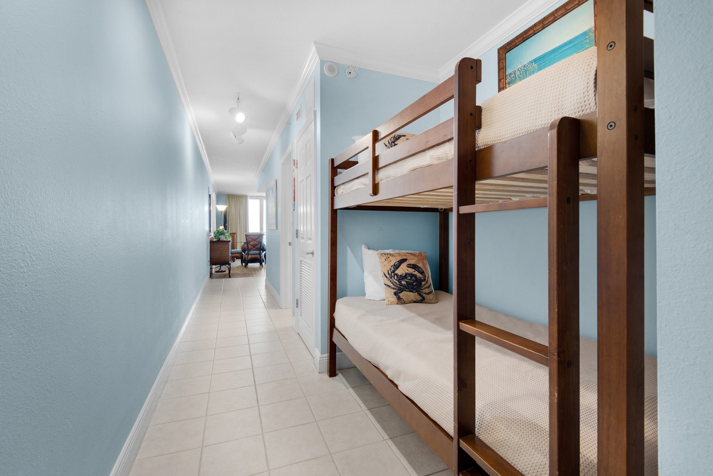 Bunk+beds+in+hallway