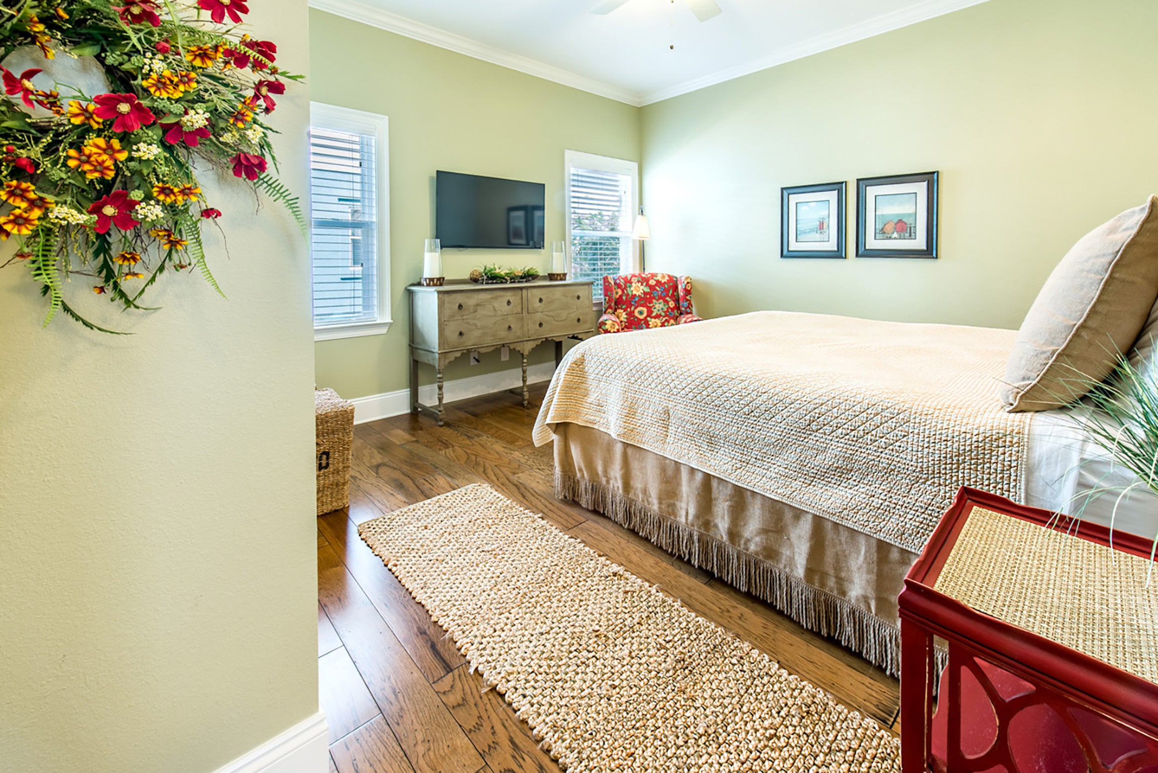 What a beautiful relaxing 1st flr Master bedroom!
