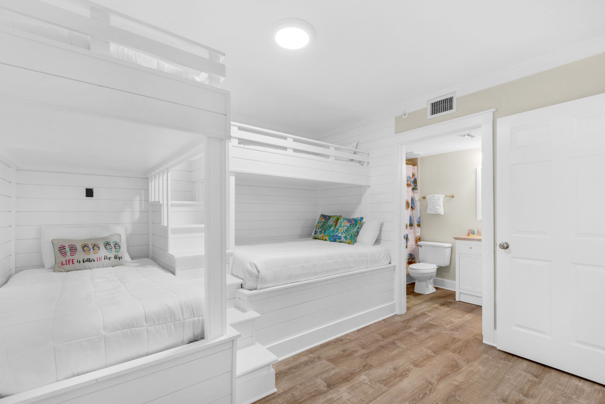 Guest room with 2 bunk beds