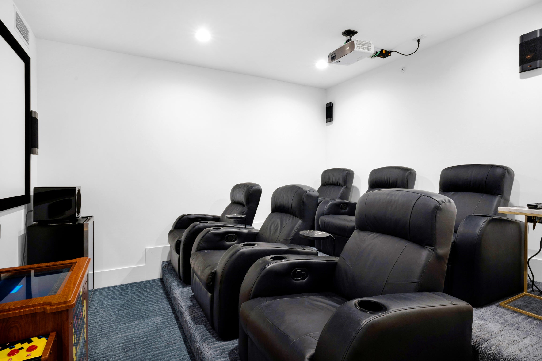 Theater room with games